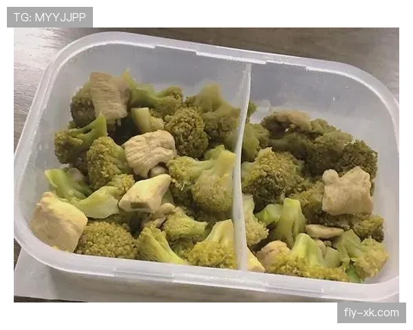 崔家溪训练完回家路上还在啃鸡胸肉，这人是真把日子过成打卡表了